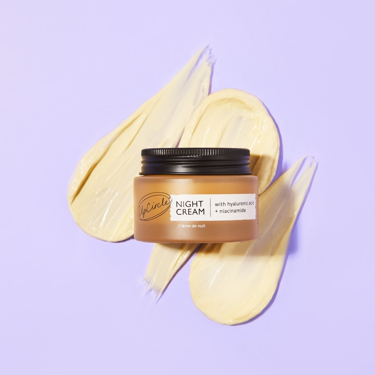 Niacinamida para uniformizar e ácido hialurónico para hidratar em profundidade. Niacinamide to even tone and hyaluronic acid for deep hydration