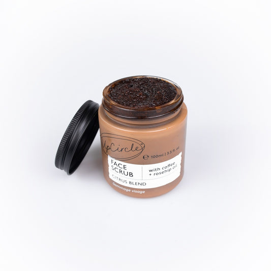 Esfoliante facial de café cítrico UpCircle em frasco de vidro, vista frontal. UpCircle citrus coffee face scrub in glass jar, front view
