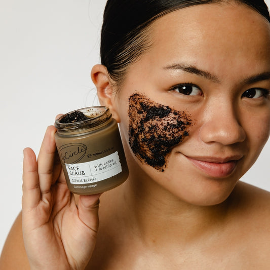 Textura cremosa do esfoliante de café com grãos visíveis. Creamy coffee scrub texture with visible grounds