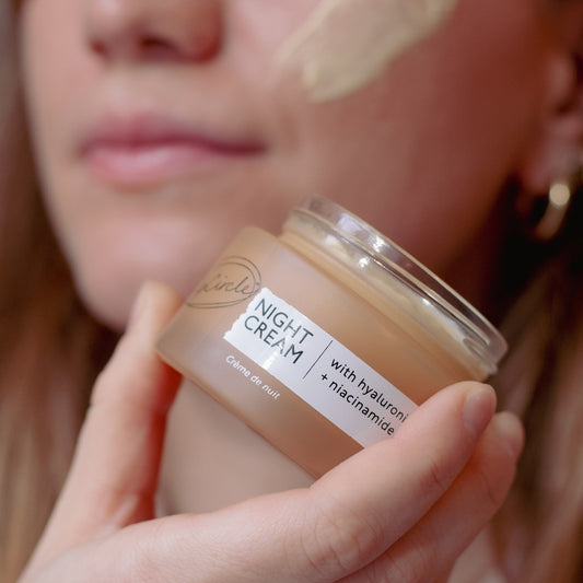 Aplicação do creme de noite no rosto, acabamento confortável. Applying night cream to face for a comfortable finish